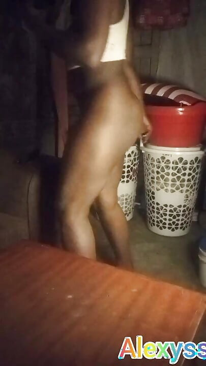 Hot babe twerking on live cam, the nude ..........