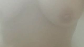 Cinese matura in una doccia fumante
