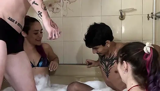 Couple exchange without a condom at Hidro