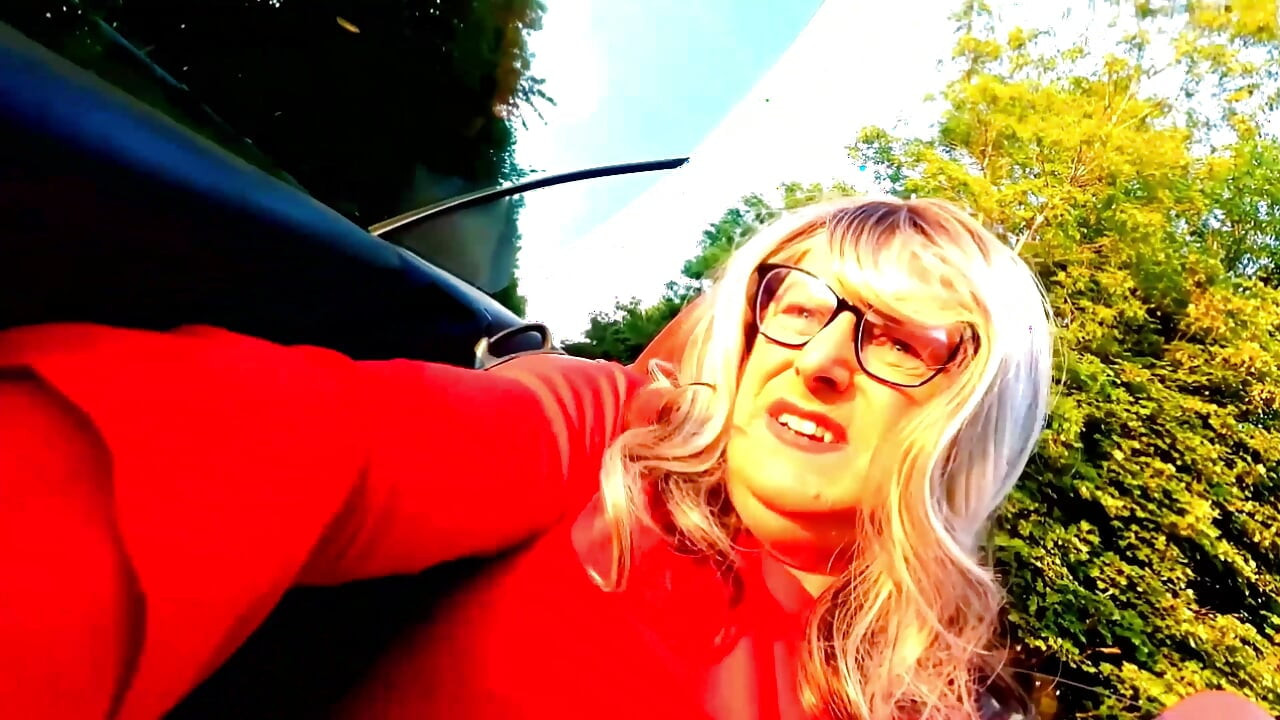 Amateur crossdresser Kellycd2022 masturbating in the sun