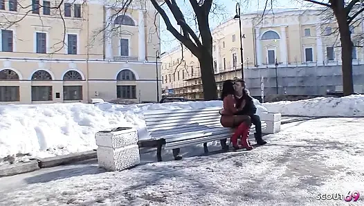 Сводный брат с большим членом соблазняет худеньких тинок в тройничке и трахает их в их тугие очко
