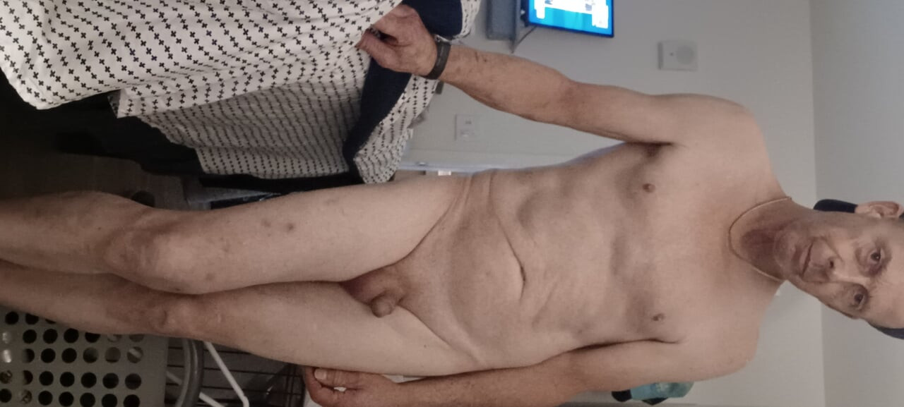 Un homme à petite bite est hors de la caméra vous demande de l’exposer