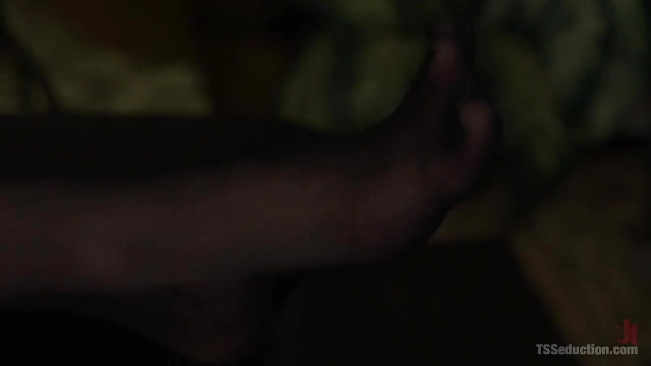 Stefani Special Doms and Fucks Dj, njen voljni rob u lisicama