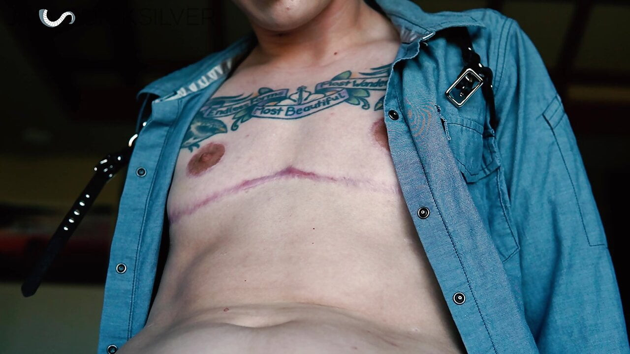 Oppfordrende bi: På kne for å suge meg av - FTM POV blowjob
