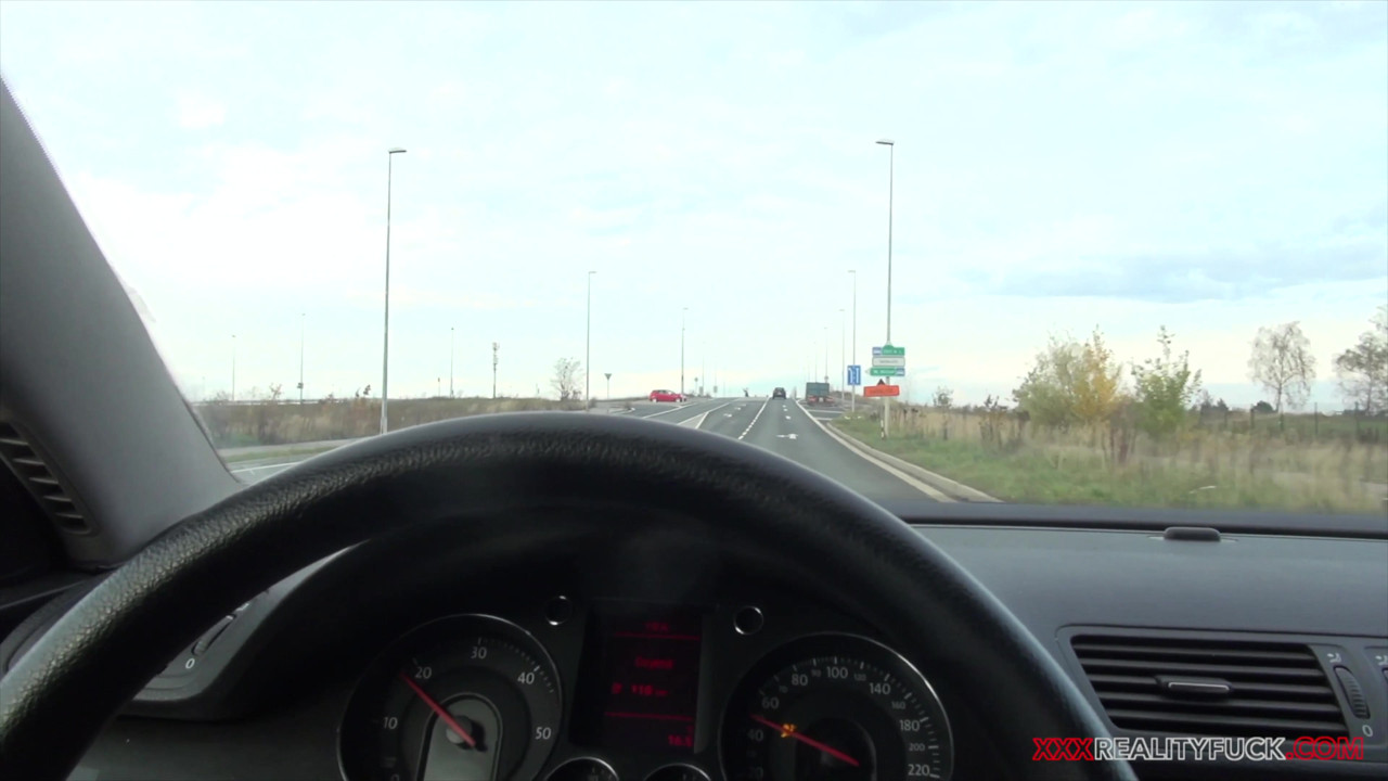 アミラ・アダラは、壊れた車のために素晴らしいフェラチオと素敵なファックを与えます