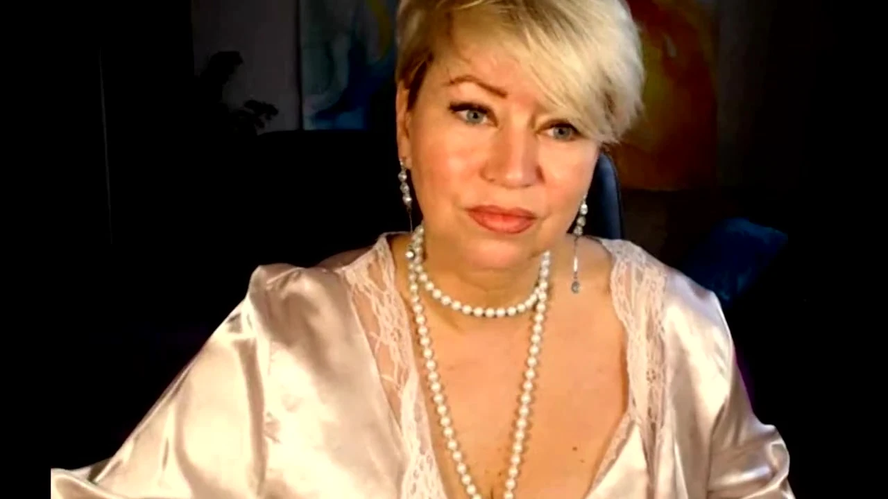 Olgun hatun ve ıslak amcığı .!. ))