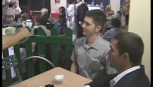 Блондинка танцовщица шеста и официантки