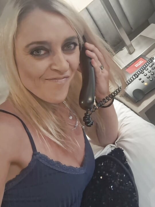 Sexy MILf pays for Pizza with a blowjob