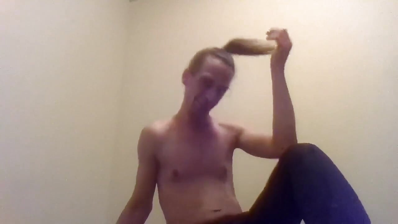 Transgirl topless menyikat rambutnya sendiri