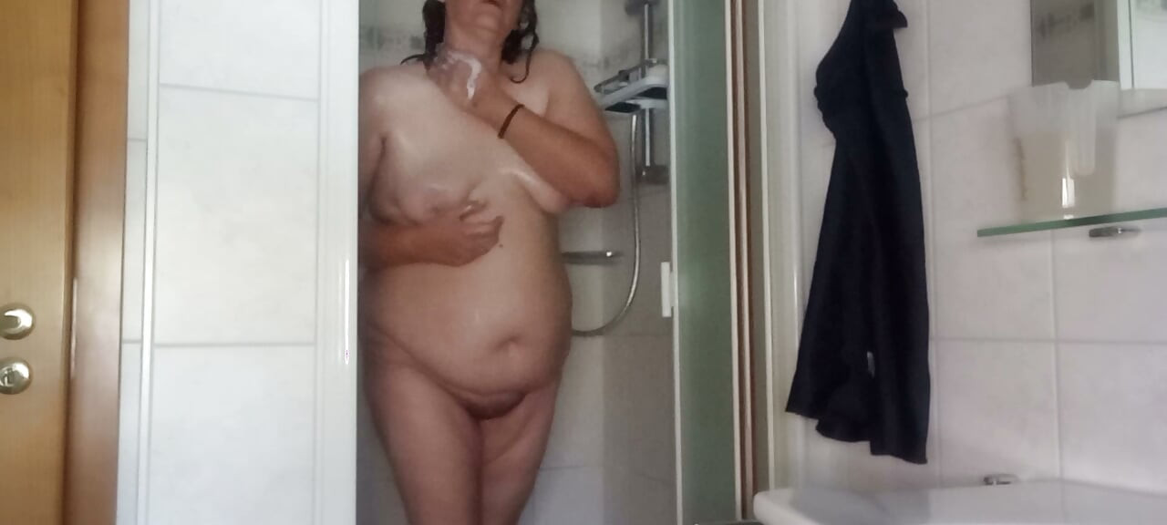 Зрелая BBW в душе: естественные формы и большой живот. Часть 1