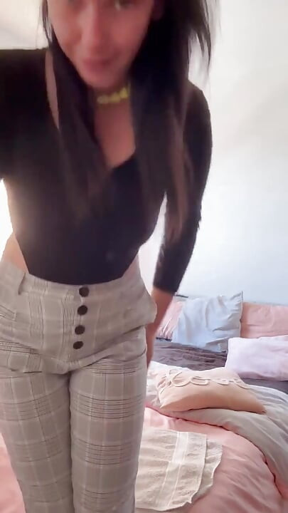 Chceš mě vidět vyvrcholit? Pojď mě špehovat do mého pokoje