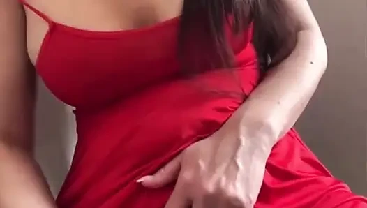 Ibu tiri muda dengan gaun tidur merah menunjukkan memek dan payudara