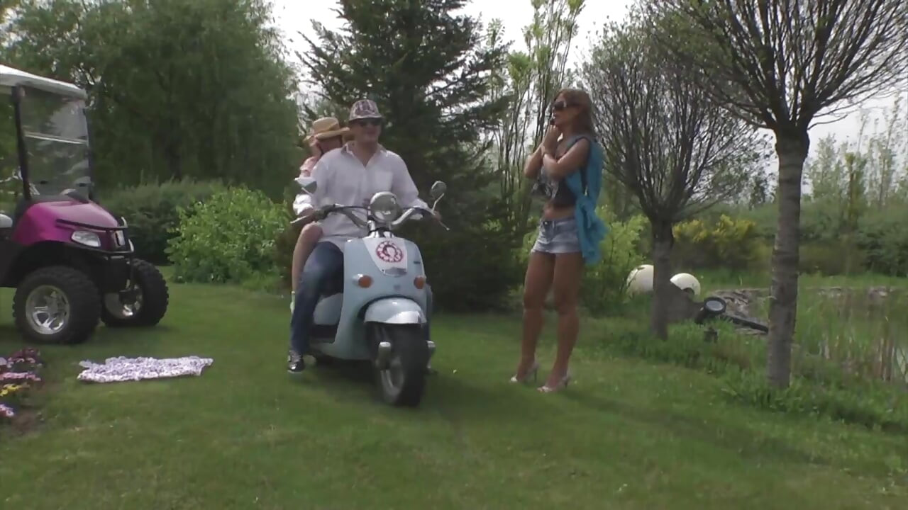 İki seksi hatun büyük yarağı paylaşıyor