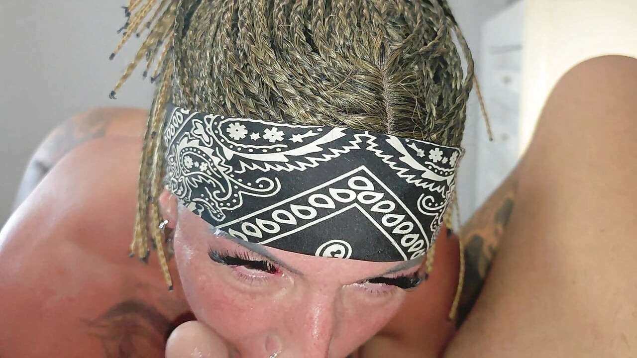 婊子 danaxmuscles 摧残我的鸡巴和球