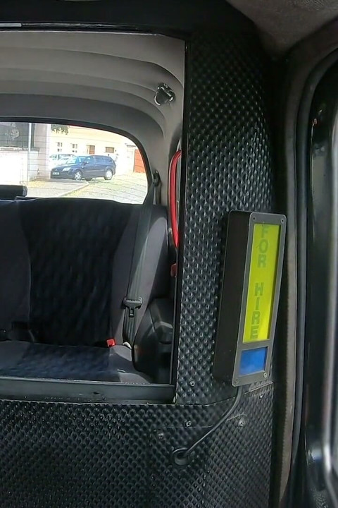 Falsk taxi - Elisa Tiger onanerer til drosjen må stoppe og knulle henne