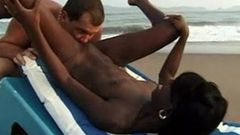 Sexo interracial de casal na praia