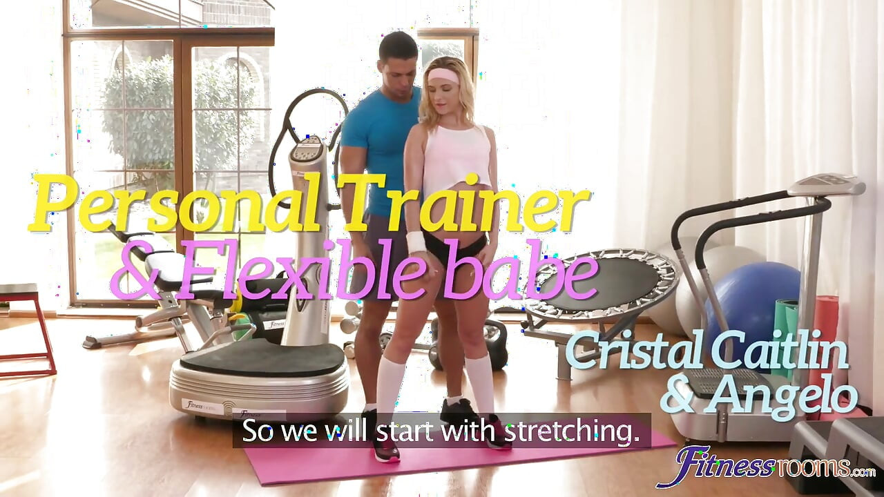 Sălile de fitness - antrenorul personal și gagica flexibilă trebuie întinse