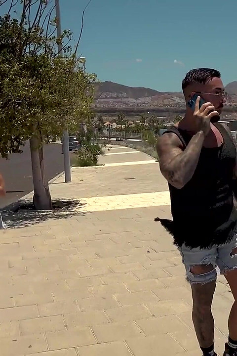 Melody si gadis remaja dengan tubuh aduhai lagi asik ngentot memeknya pakai golddigger sampai matanya merem melek