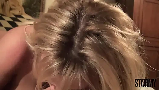 Cowok inggris dengan kontol besar ngentot bintang porno legendaris stormy daniels sampai dicrot di muka banyak banget