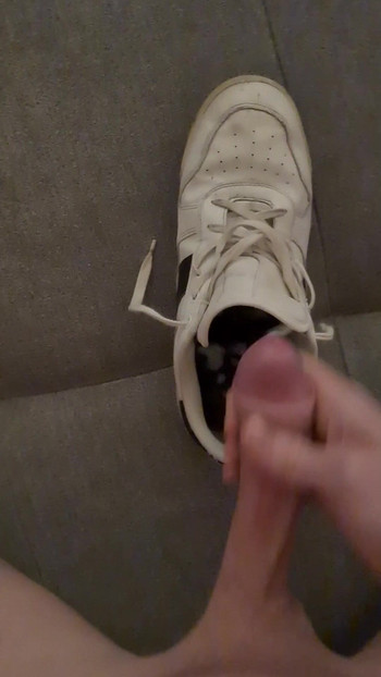Napaljeni Tip Svršava na Svoju Nikeu