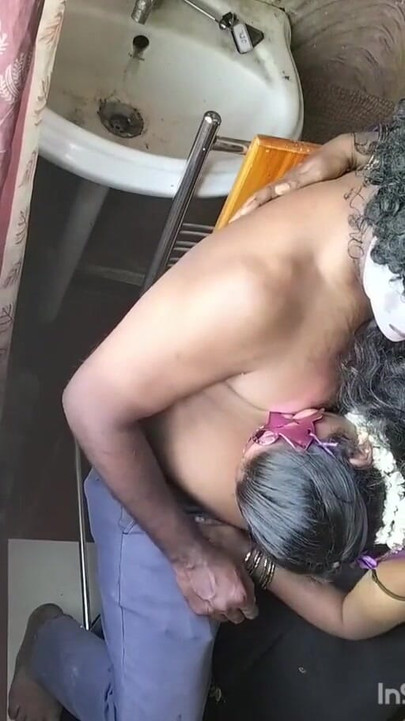 Fesselnder moment aus "tamilisches paar möpse lutschen, romantik"