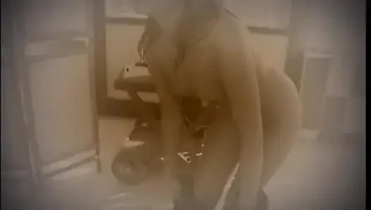 Das freche blonde küken Tissy Teyra genießt nasses und schmutziges ficken am pool