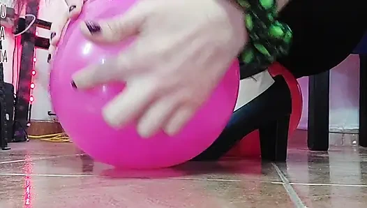 Shyfxx menggosok dan melumuri balon dengan pantatnya!