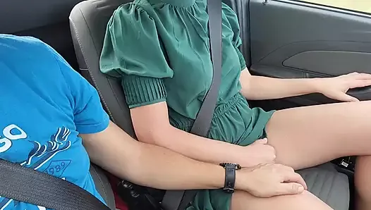 Un objet bizarre vole dans la voiture en conduisant et baise ma copine