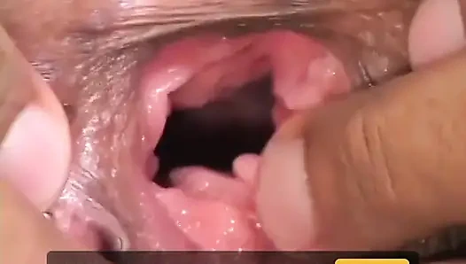 Edepsiz küçük latin fahişe şişmiş adamların yarağını emiyor