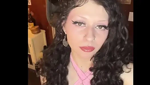 Gotik bakire terapistin seni yavaşça sikmeye başlıyor çünkü karın sana izin vermiyor