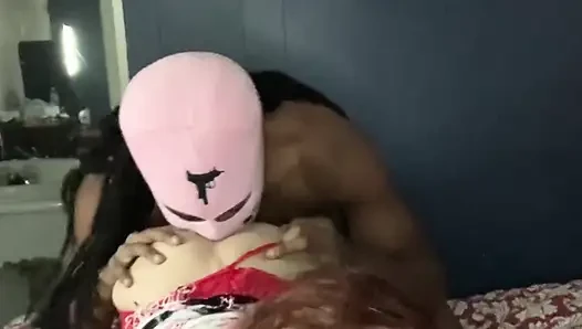 Büyük bir büyük zenci yarağı tarafından yalanıp sikiliyor