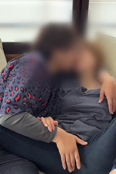 Παντρεμένη γυναίκα που βασανίζεται με δονητή στον καναπέ