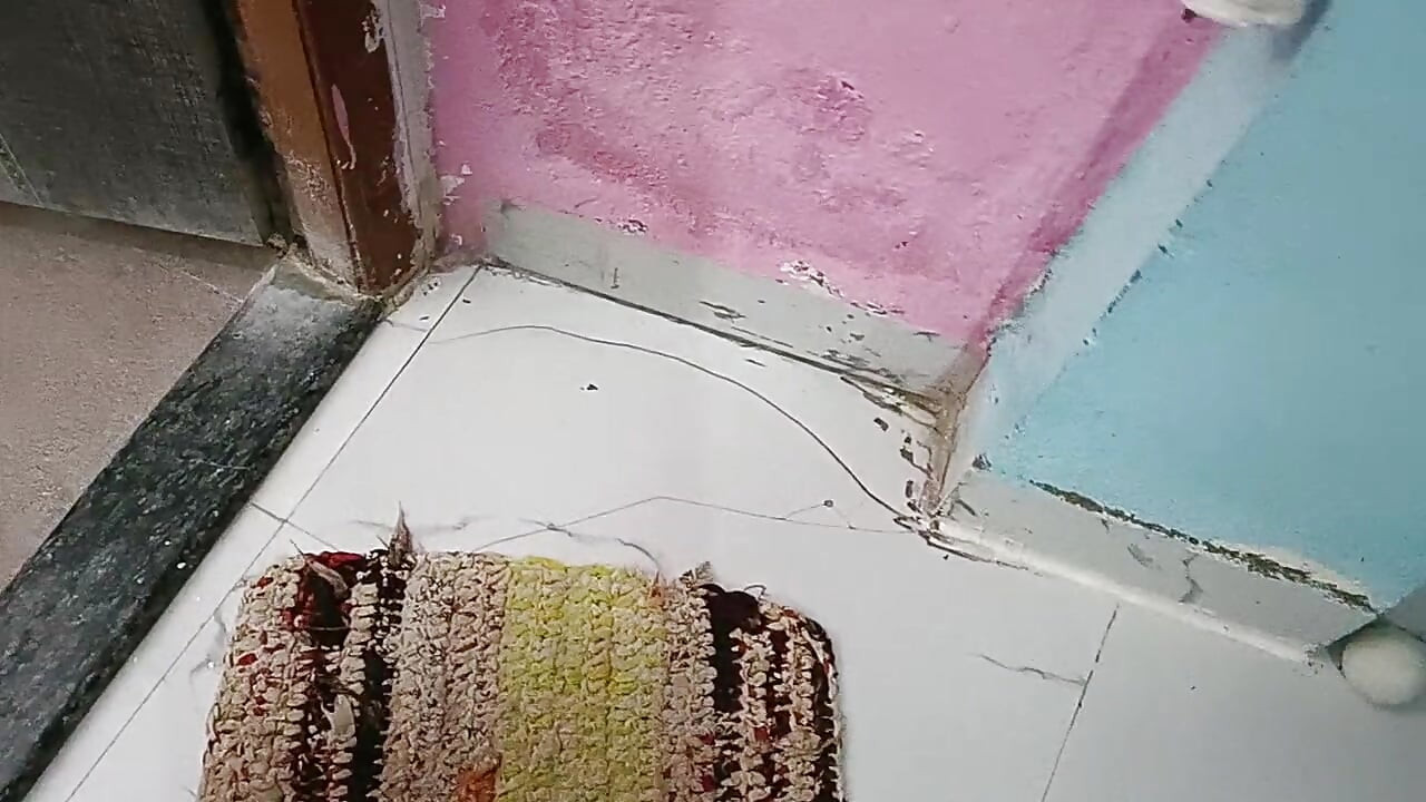 Me apne ghar par nanga ghumata rahata Hun