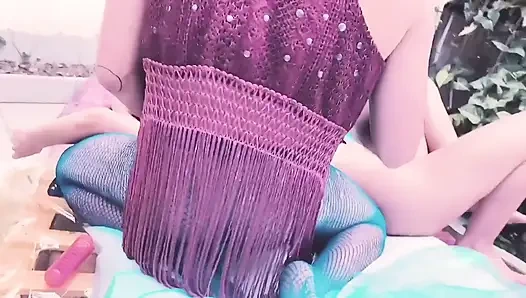 Ein Paar, Das Sich Auf Dem Karneval Kennengelernt Hatte, Hatte Schließlich Sex an Der Ersten Ecke, Die Sie Fanden