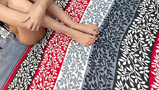 Als ich sah, wie große bhabhi ihre muschi fingert, habe ich sie gefickt. Ganzer Film mit klarem Audio
