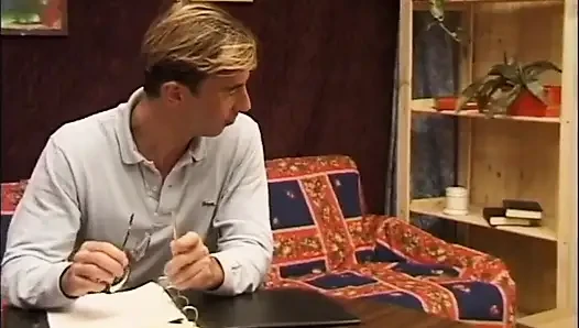 Amcığını parmaklıyor ve sikişiyor