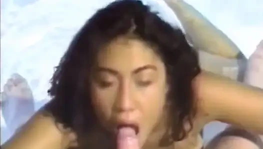 Mükemmel Fransız genç kız havuzda yarak emiyor