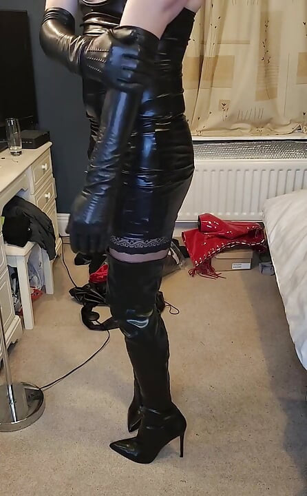 穿着皮衣的性感人妖