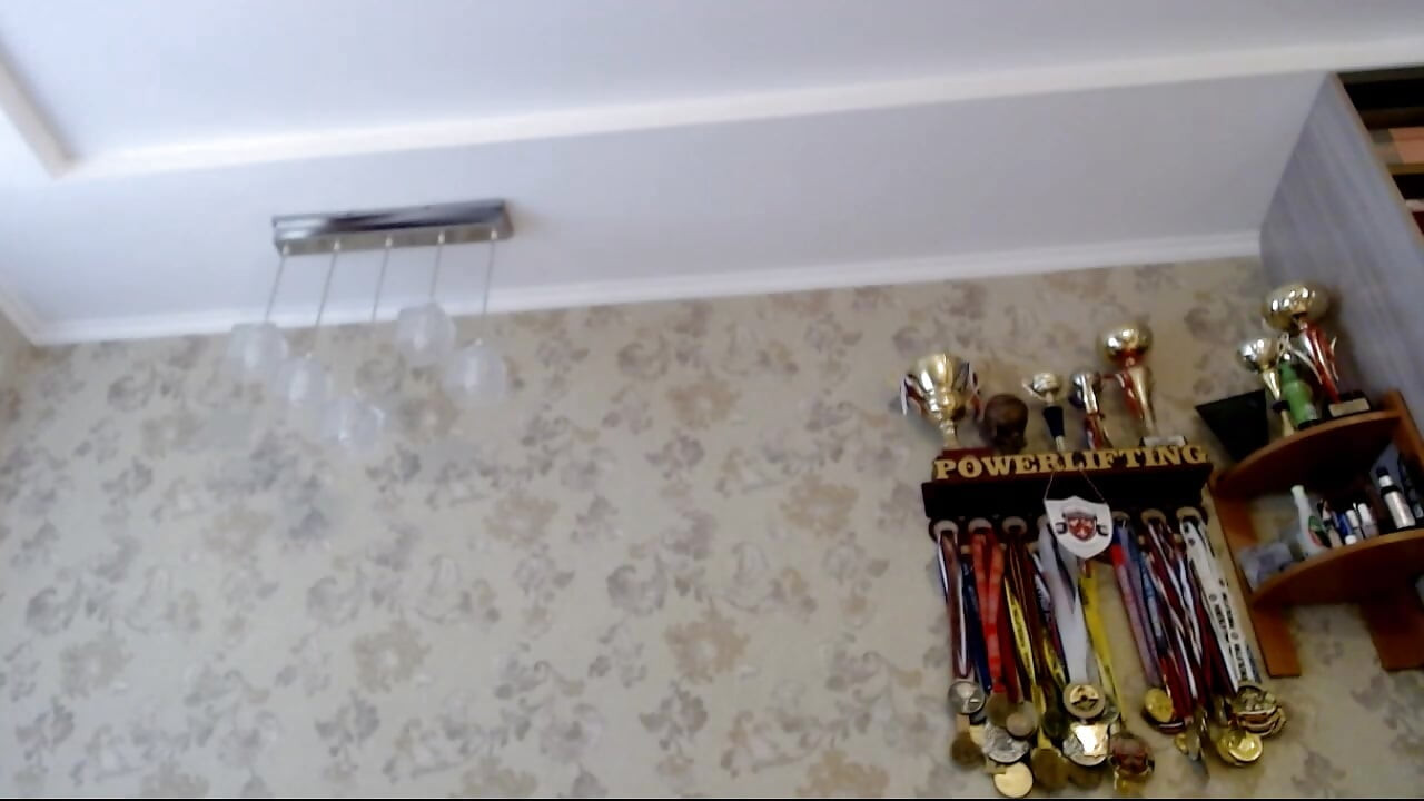 Fată obraznică cu sticlă