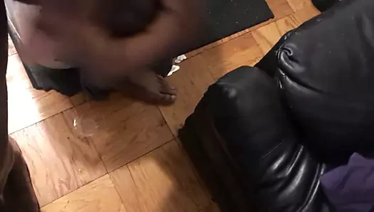 Bu yarağı derinden okşuyor ve boşalıyor