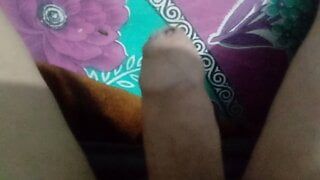 Индийская тинка показывает свою киску в джунглях в любительском видео