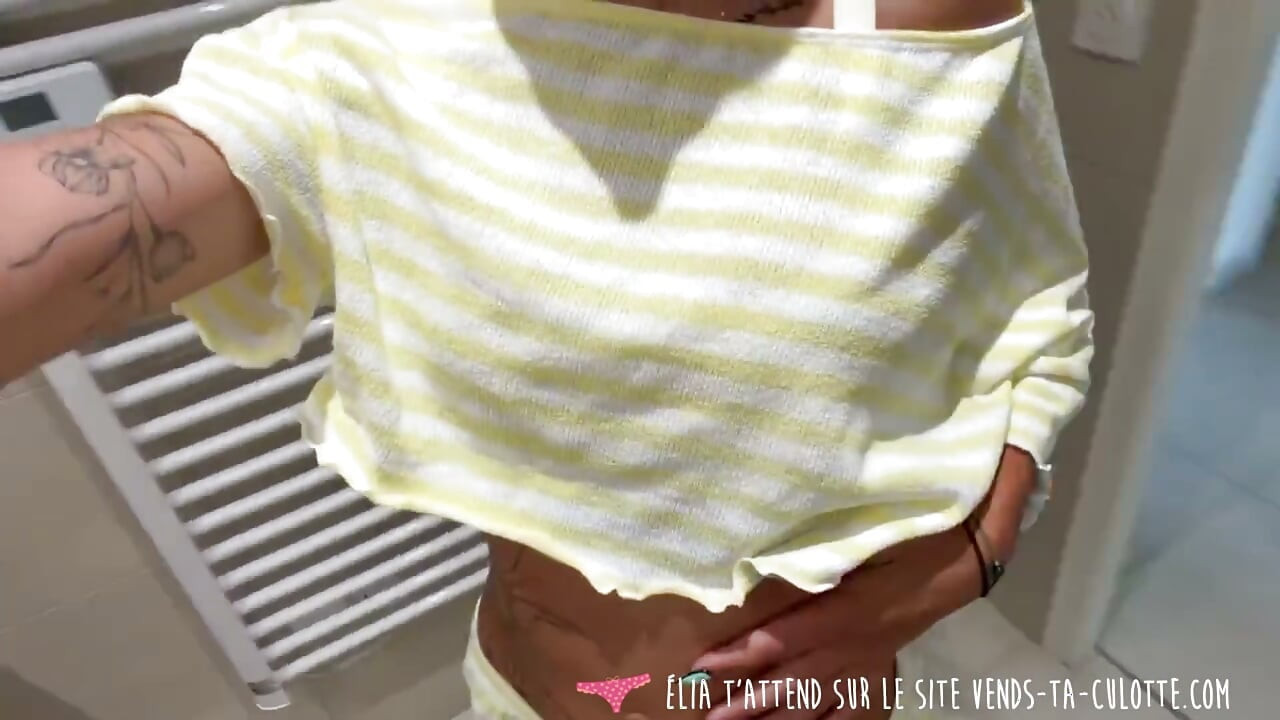 Vends-ta-culotte - Wanita Prancis muda berwarna sawo matang yang memukau melakukan striptease penuh sebelum mandi