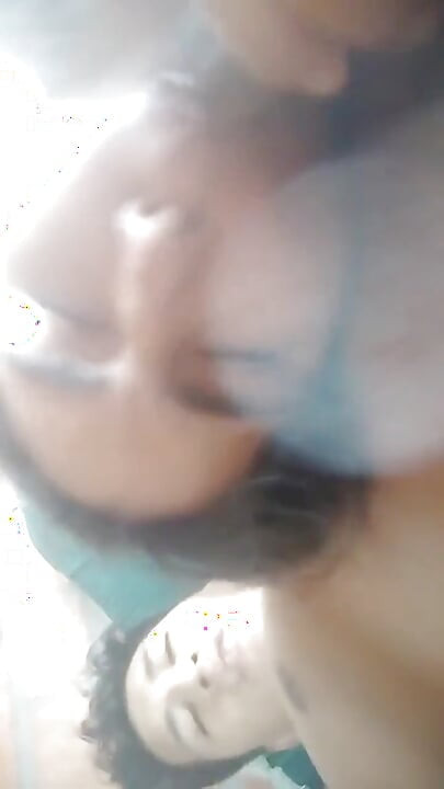 吮吸我继兄弟的鸡巴