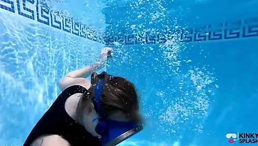 Подводный гидрокостюм и фетиш наполнение маски, пузыри и контроль дыхания