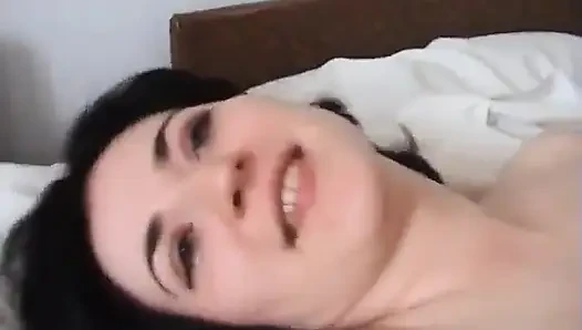 Hengst fickt eine geile brünette im badezimmer, dann kommt sie in ihren mund