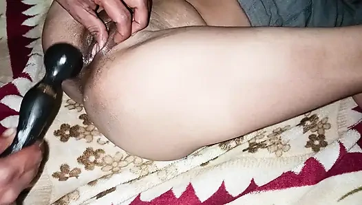 Индийская деревенская девушка дези трахает плаг в задницу и киску вибратором