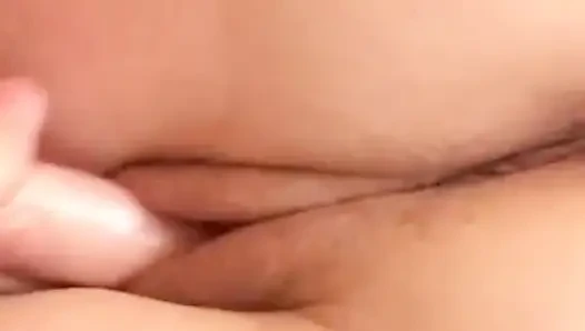 Orgazm olmak için amcığımla oynuyorum. Yakın çekim
