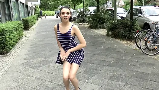 Nettes brünettes teen hart in ihre kleine muschi geknallt