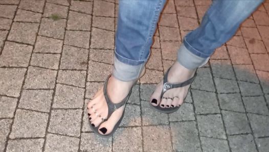 ein fußfetischist geht die straße in sexy flip-flops und wird geil