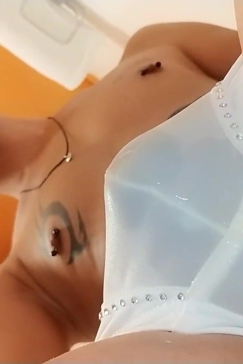 白い下着越しの小便